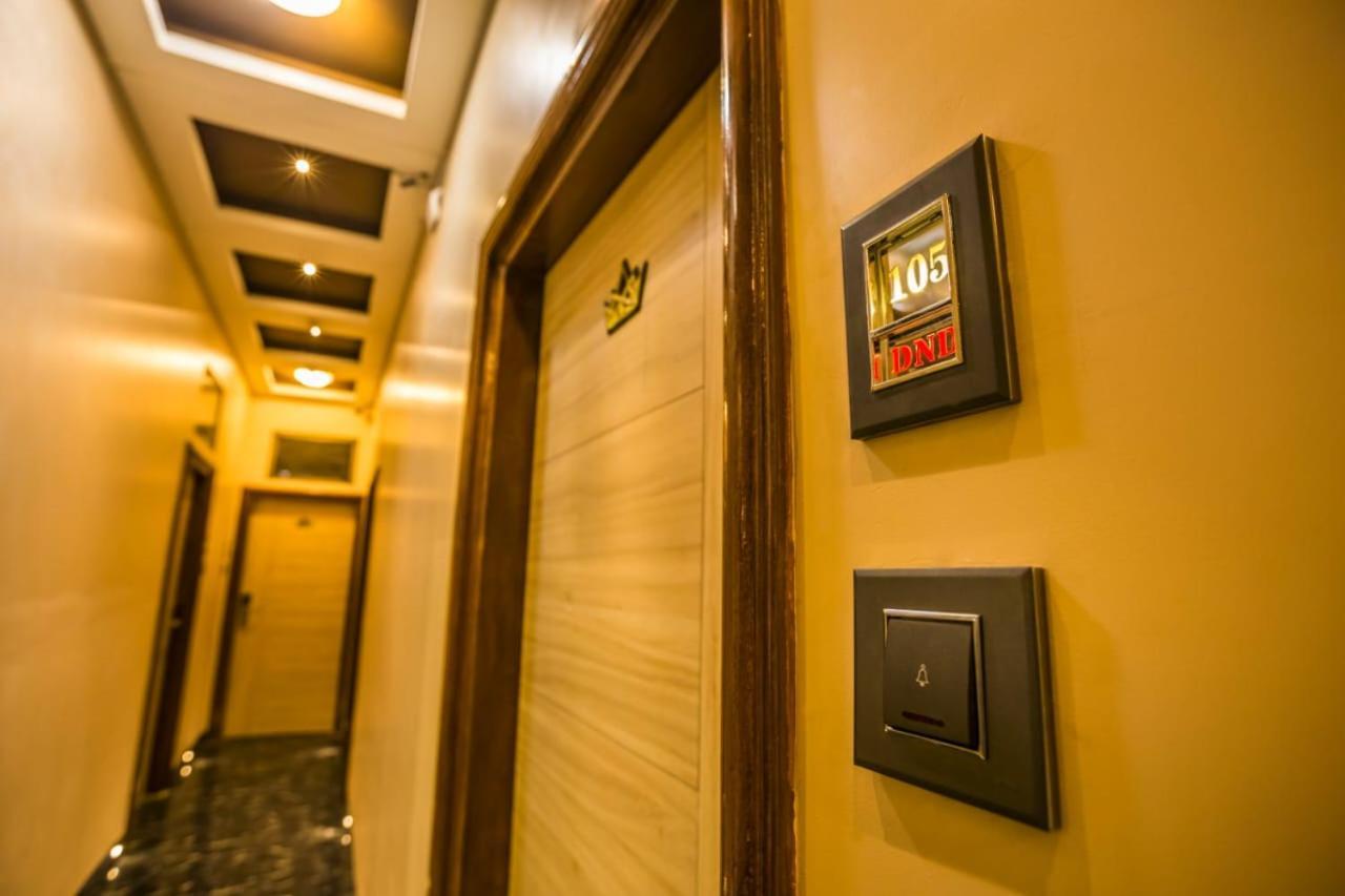 Hotel Golden Crown Mumbai  Buitenkant foto