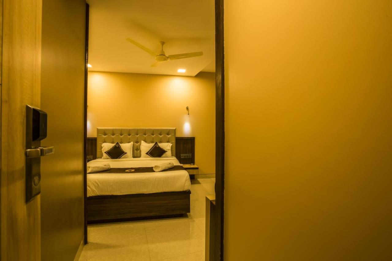 Hotel Golden Crown Mumbai  Buitenkant foto